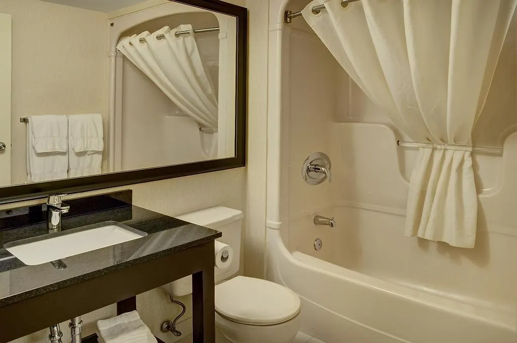 Travelodge By Wyndham Ottawa East Hotel